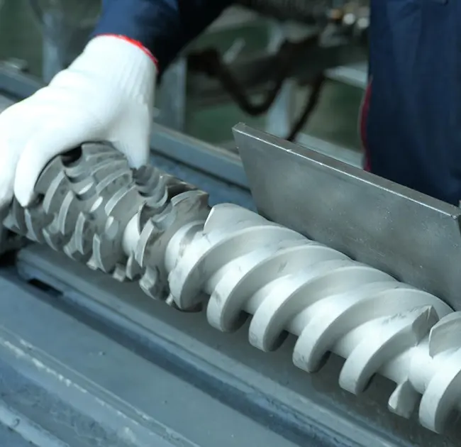 Dlaczego w wytłaczarce ciągle pojawiają się czarne linie? W tym artykule dowiesz się, jak szybko ustalić, czy jest to spowodowane problemem z lufą, czy ze śrubą.